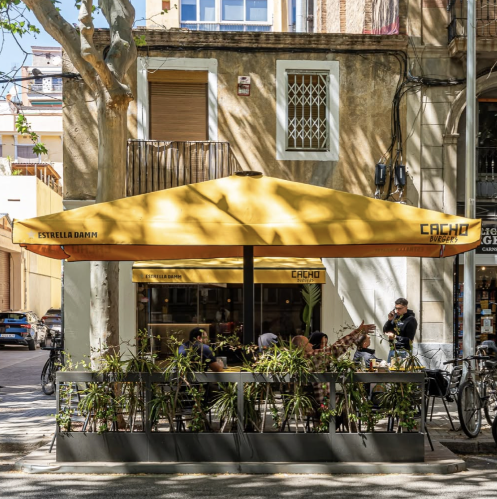 Terraza de Cacho Burgers en Poblenou